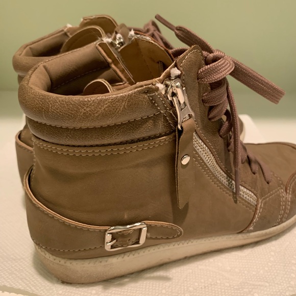 Shoes - Picture 2 of 8